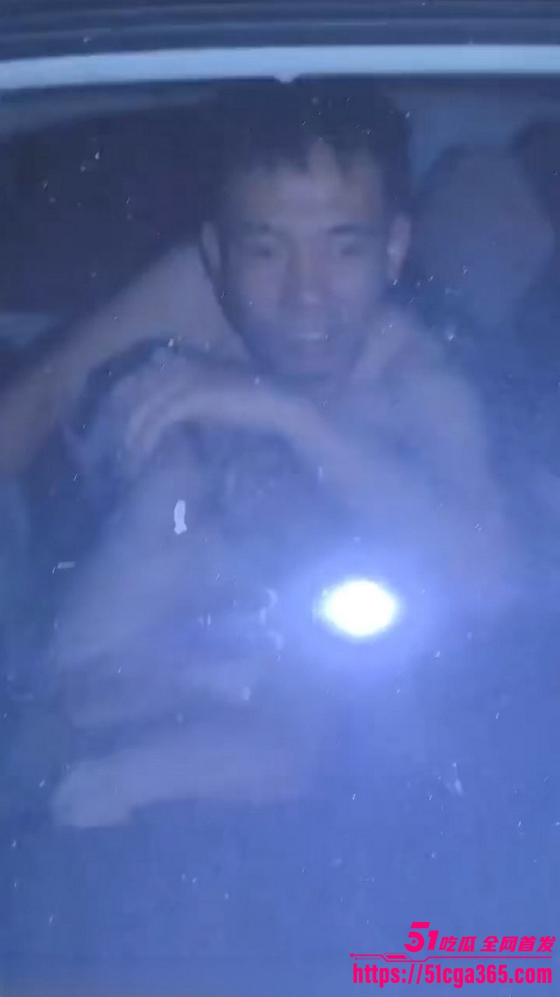 黄骅速腾车震现场视频!路人偶遇男女车内激情啪啪 竞大喊要报警 吓得慌不择路开车逃跑! - 51吃瓜网-51吃瓜网
