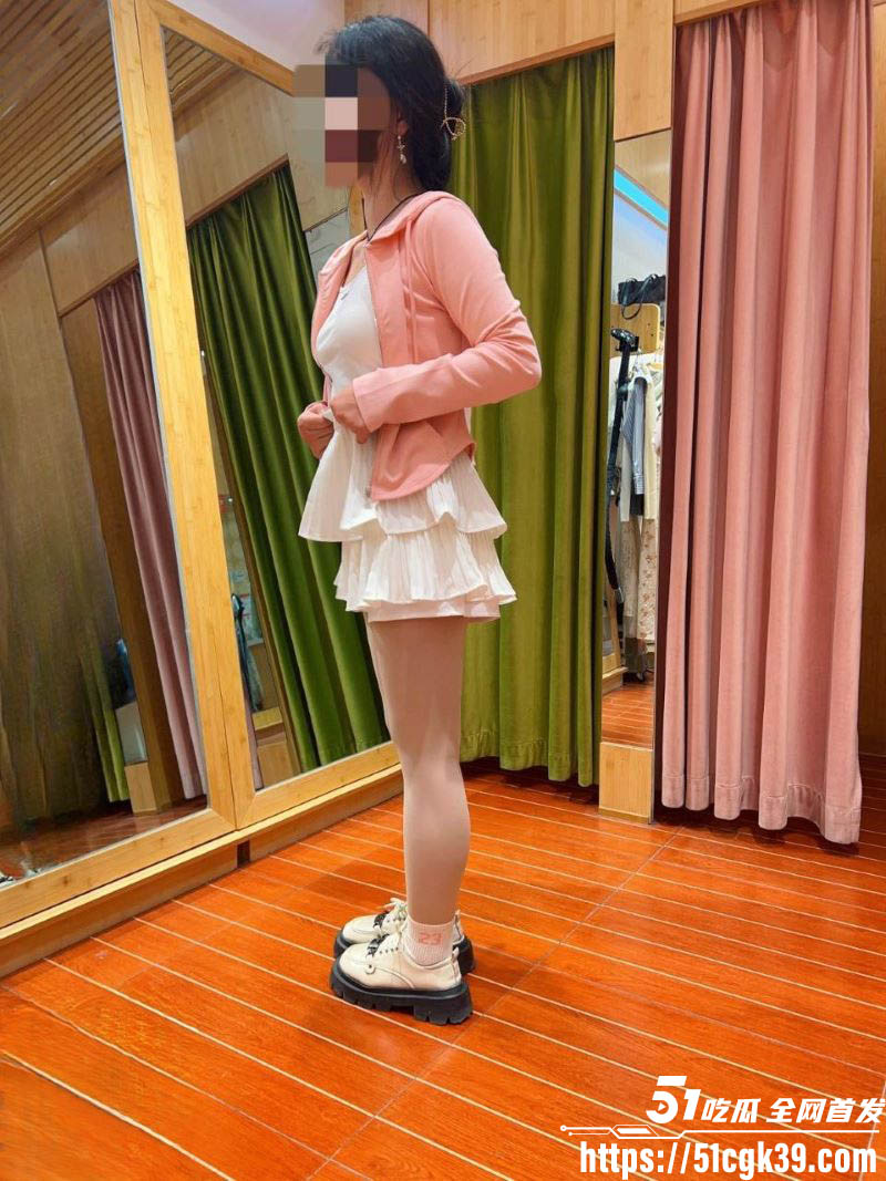 海角乱伦大神 爱上自己的亲妹妹 新作 大奶妹妹淫水拉丝 高撅翘臀被后入内射 呻吟不断！ - 51吃瓜网-51吃瓜网