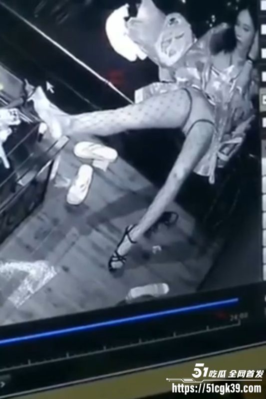 性瘾骚货KTV包厢发情 上演指抠骚穴自慰 尽兴后还不忘舔舐干净自己淫水！-51吃瓜网