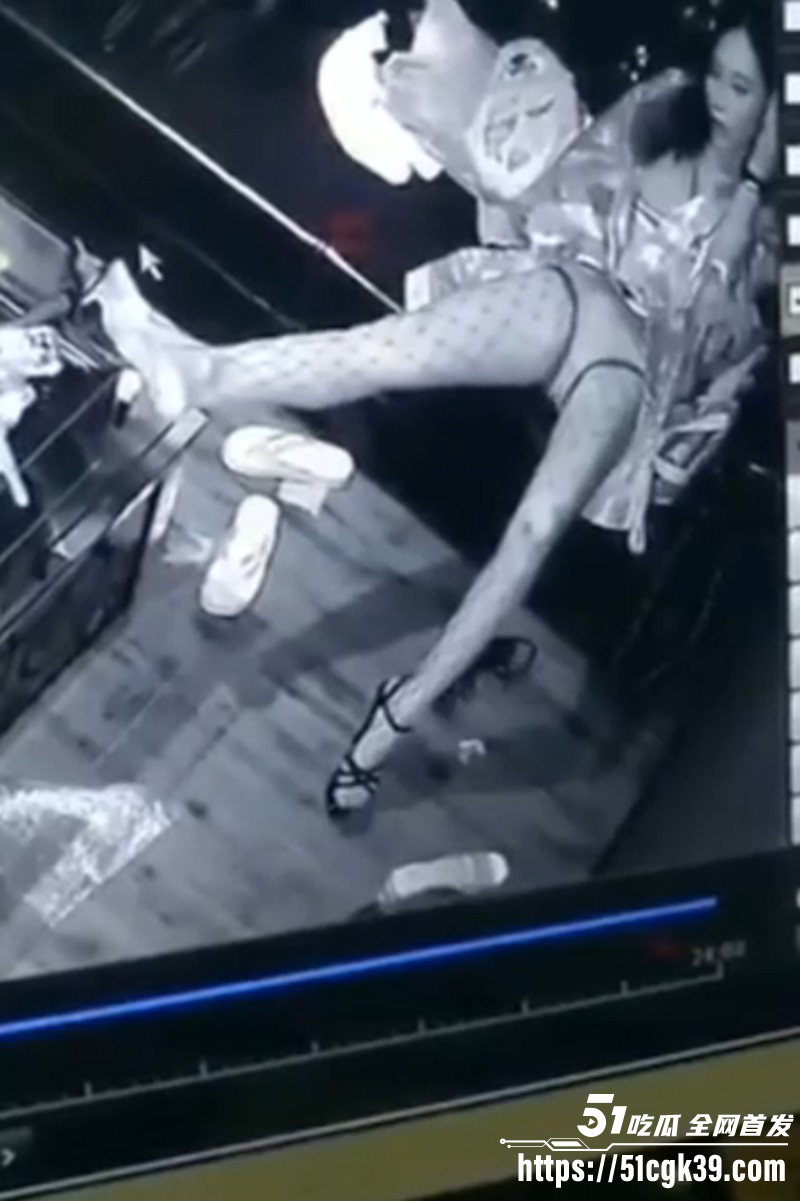 性瘾骚货KTV包厢发情 上演指抠骚穴自慰 尽兴后还不忘舔舐干净自己淫水! - 51吃瓜网-51吃瓜网