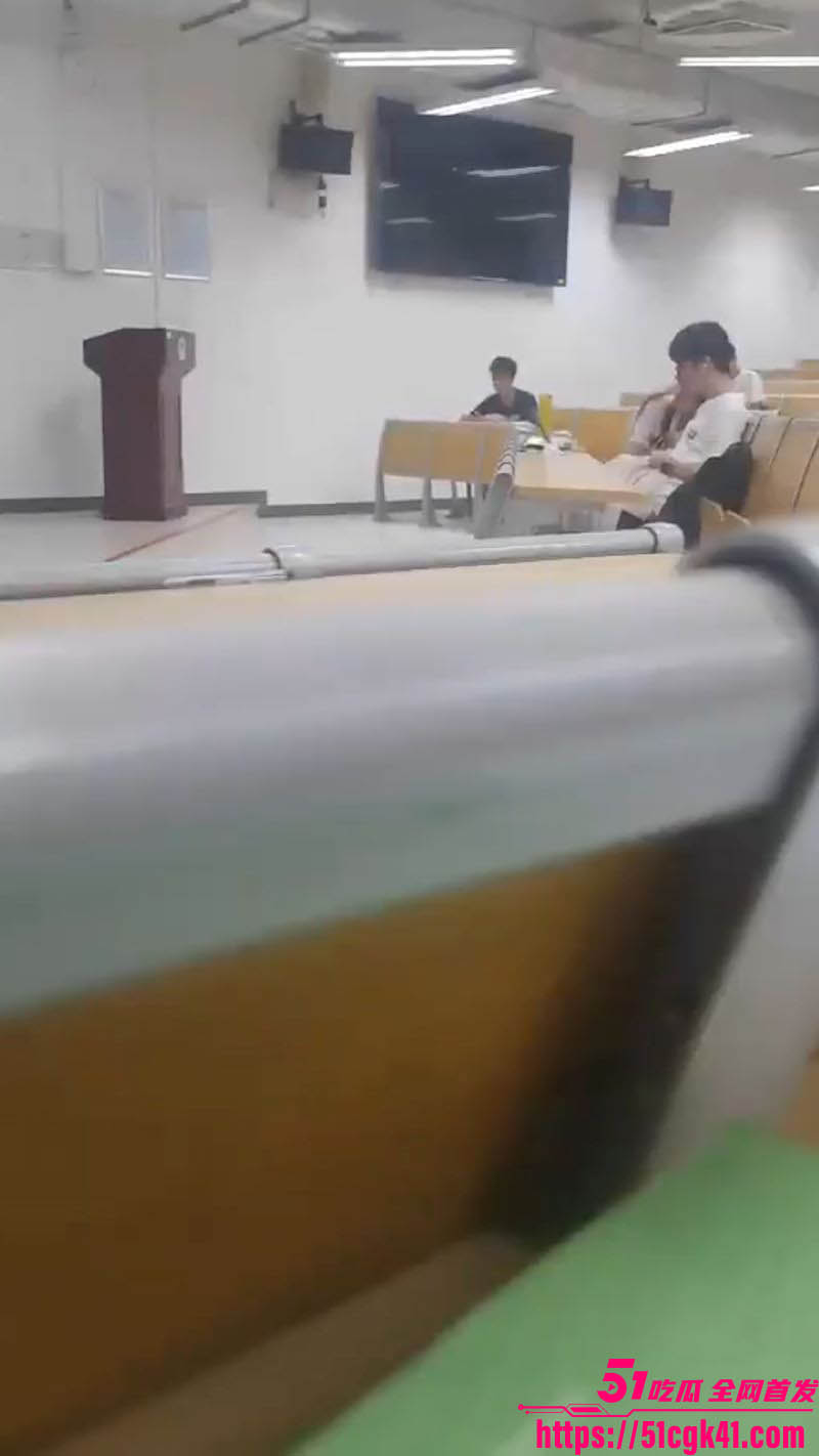 华南理工大学小情侣阶梯教室激情野战 女生导管小手撸硬 手法相当娴熟！ - 51吃瓜网-51吃瓜网