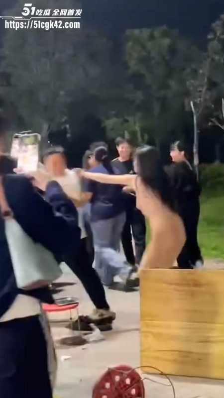 醉酒女深夜脱衣裸奔视频炸裂流出 豪乳翘臀野外狂奔 被路人围观录视频！-51吃瓜网