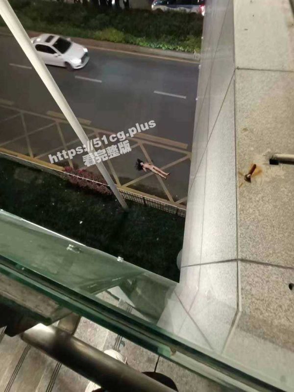 深圳北站东广场 天桥啪啪打炮 女生意外掉下来 全裸躺在路中间 太刺激了-51吃瓜网