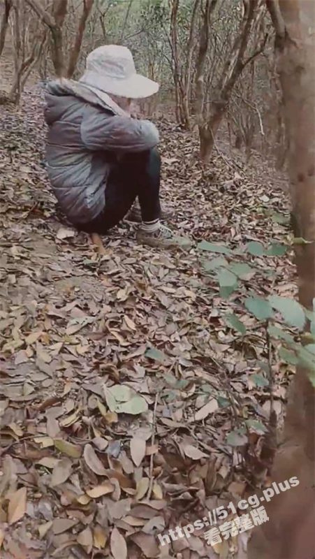 最强母子乱伦-南方母子 终于找到机会和妈妈上山干活 打野战-51吃瓜网