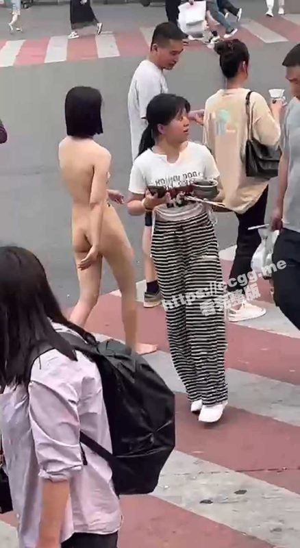 长沙五一广场女子裸奔！ 长沙五一广场 惊现一女子裸体在人群中穿行 网传只为气男友-51吃瓜网