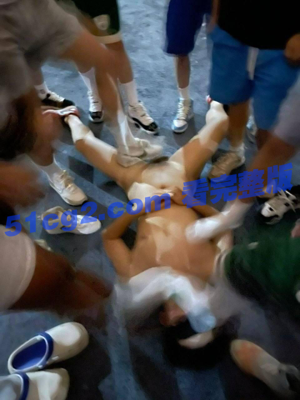 沙河公园 成都 沙河公园 一男子躺在地上喝尿，被警察带走。-51吃瓜网