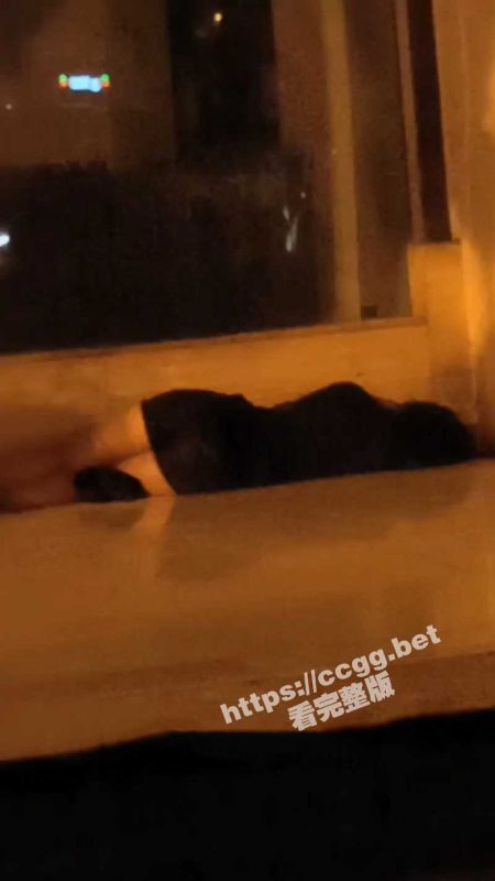 女子宿醉露宿街头 遭陌生男子捡尸猥亵 正义车友现场直播并报警！-51吃瓜网