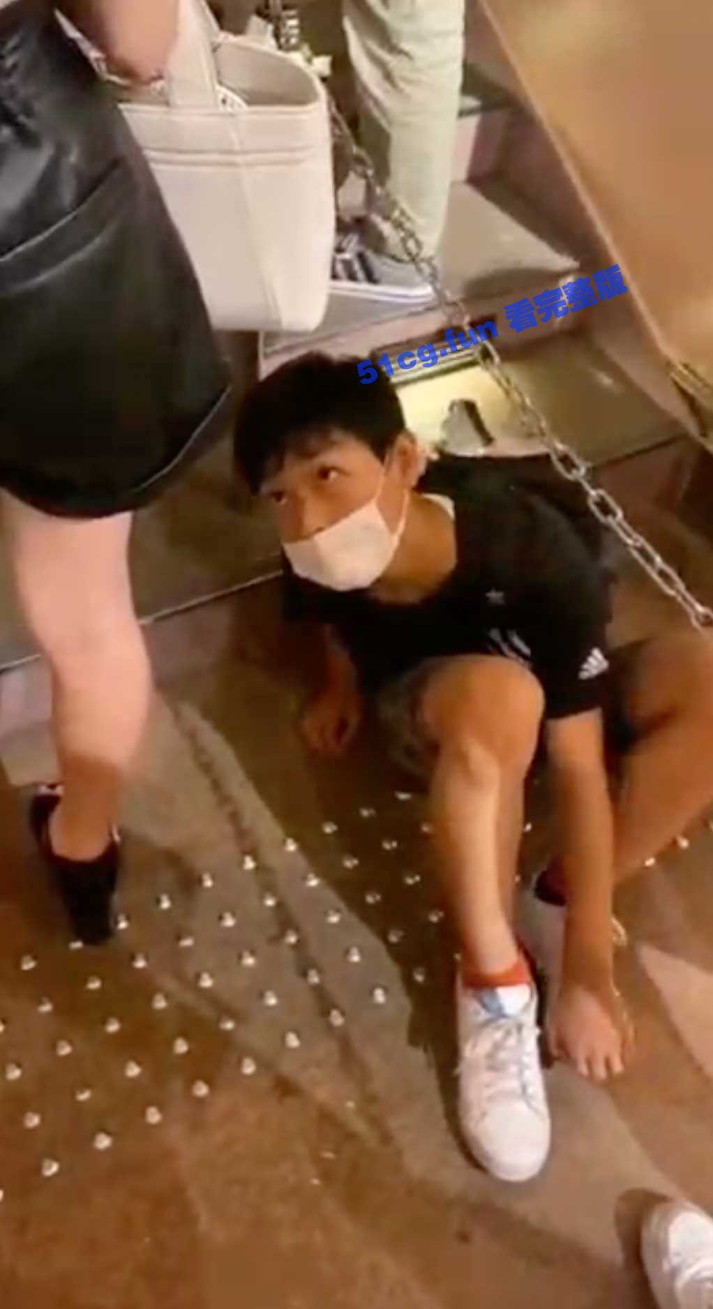 「 打小就知鲍鱼好，长大一定不得了」男孩偷看女生底裤被录下【社死瞬间】 - 51吃瓜网-51吃瓜网