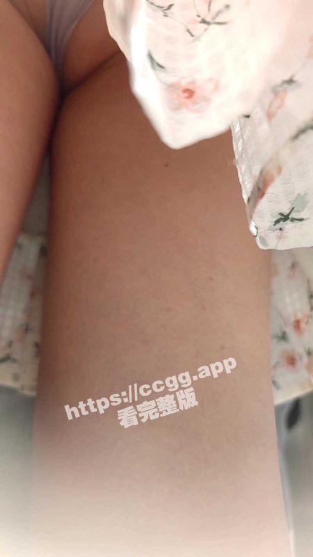 夏日风光一览无遗！大神抄底各种高颜值妹妹 五颜六色骚内映入眼帘 窄内包不住露逼毛！-51吃瓜网