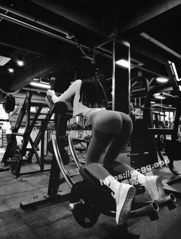 东方航空公司38万粉拜金空姐『Ashley』日常分享及解锁私拍  175长腿炮架落地就被粉丝接机暴操！-51吃瓜网