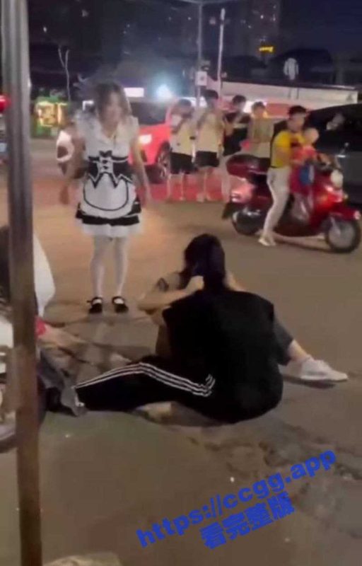 暴力萝莉  街头大玩“阿优根‘”  1v2直接一脚爆头  全面碾压现场实拍！-51吃瓜网