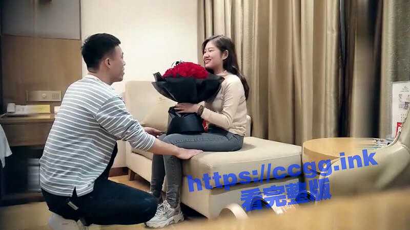 手捧鲜花单膝跪地深情告白，哪个女人能不被俘获芳心乖乖脱衣服，爆操后入好淫荡-51吃瓜网
