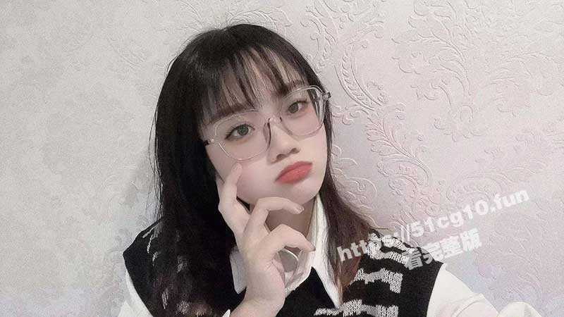 十个眼镜九个骚 还有一个是公交 河北农业大学生态学专业研究生 「朱盈盈」 反差眼镜妹在线发骚-51吃瓜网