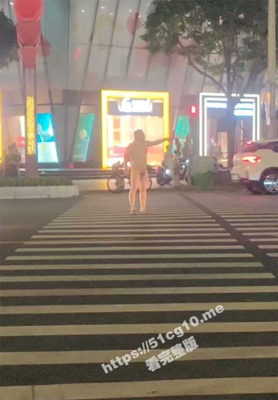 广东佛山 禅城 男子心理变态 当街裸体 惊动警察-51吃瓜网