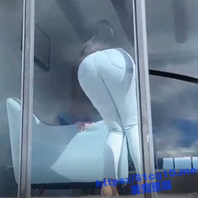 天花板极品的美女邻居隔着玻璃扭动大屁股勾引我，下场就是被我的大肉棒无套抽插内射-51吃瓜网