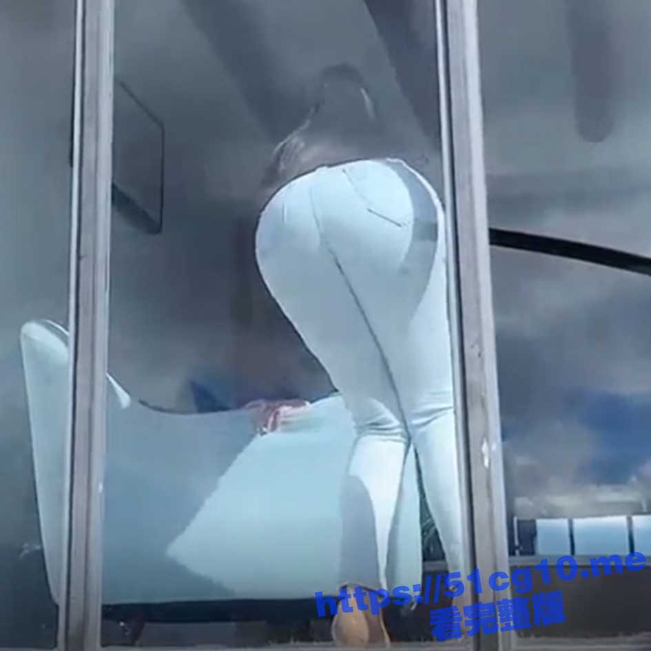 天花板极品的美女邻居隔着玻璃扭动大屁股勾引我，下场就是被我的大肉棒无套抽插内射 - 51吃瓜网-51吃瓜网