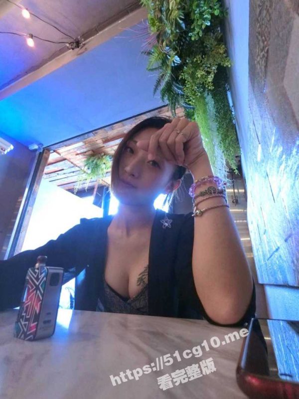 怀孕7.8个月忙着出来赚奶粉钱！舌钉背纹拽妹很疯狂 完全不受大肚子影响 一镜到底全程露脸！-51吃瓜网