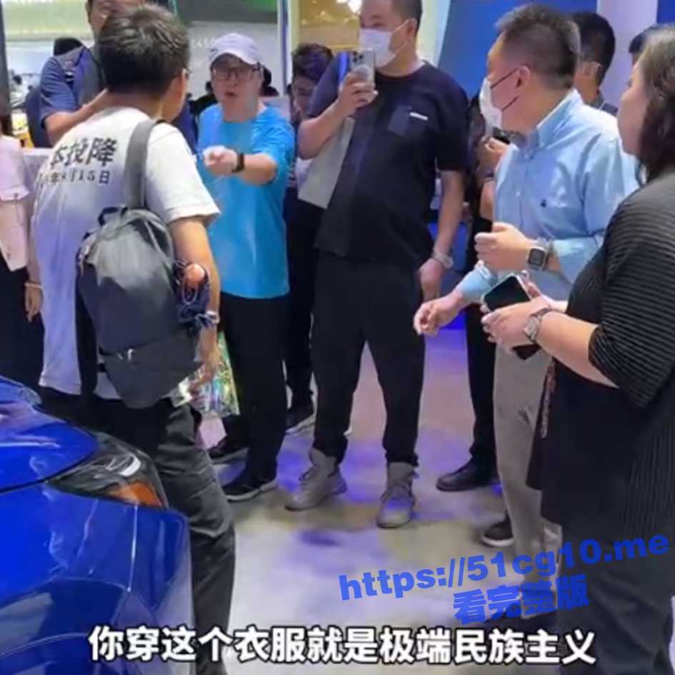 成都车展一男子穿着印有“日本投降”的T恤，现场一游客称其行为不妥，为“极端民族主义” - 51吃瓜网-51吃瓜网