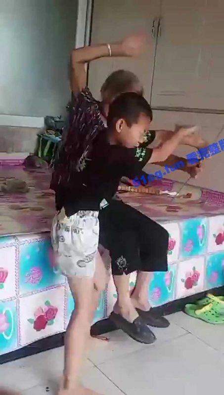 男孩亲手掐死亲奶奶  旁观男生录视频却无动于衷😡-51吃瓜网