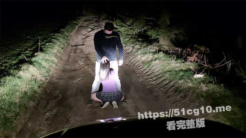 见鬼了！回家遇到马路上做爱的，不忍心打扰于是开着大灯照明等他们操完在离开-51吃瓜网