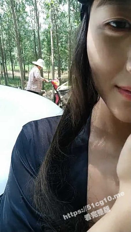 大爷眼睛都直了！骚货全程露脸 在人来人往的小道上操逼 在三轮大爷的目视下后入抽插！-51吃瓜网