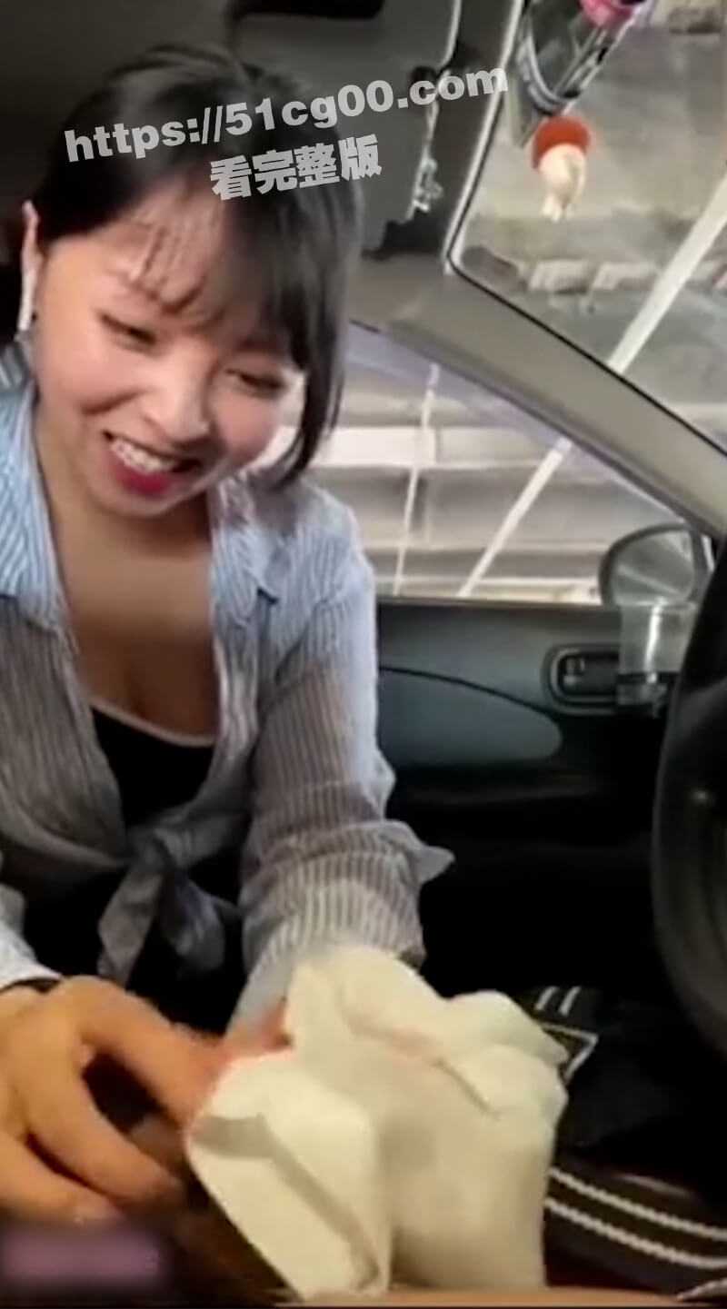 4S店美女销售看到有购买意向的客户，试驾半路为顾客提供买一送一的优惠服务 - 51吃瓜网-51吃瓜网