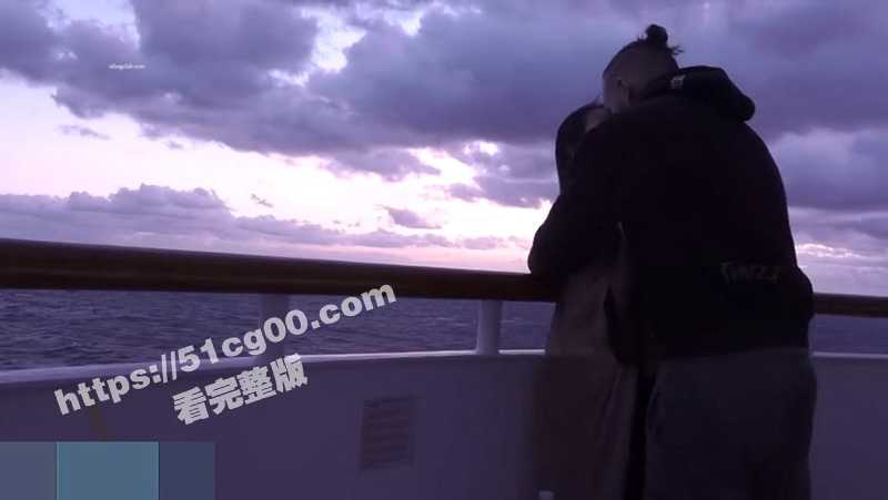 吹着海风操着逼 生活真惬意！留学生 苏琪 与外国男友游艇黄昏炮 黄昏时两人在游艇甲板无套抽插运动！-51吃瓜网