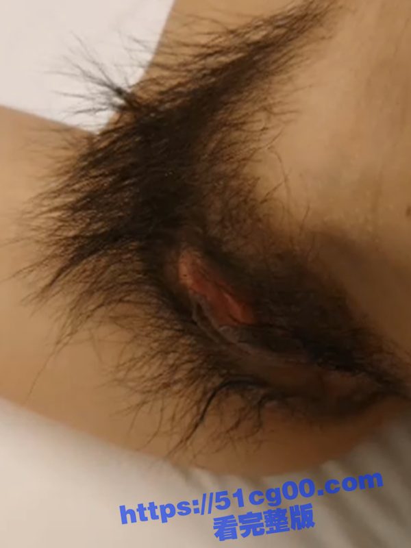 毛里求逼！阴毛巨茂盛的反差婊 几把都找不到洞 被操得一直叫爸爸  真是骚气冲天！-51吃瓜网