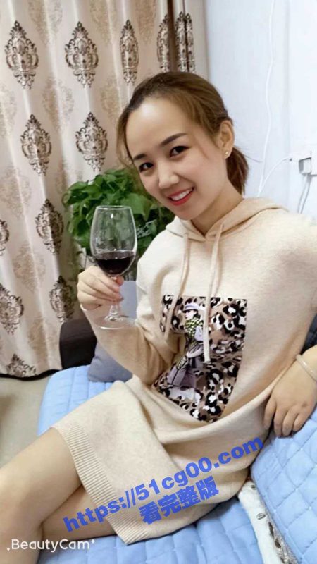上海南京东路周大福珠宝销售戚薇薇  已婚人妻欲望强 爱给老公带绿帽 被操得满脸通红 怼脸拍摄反差视频被流出-51吃瓜网