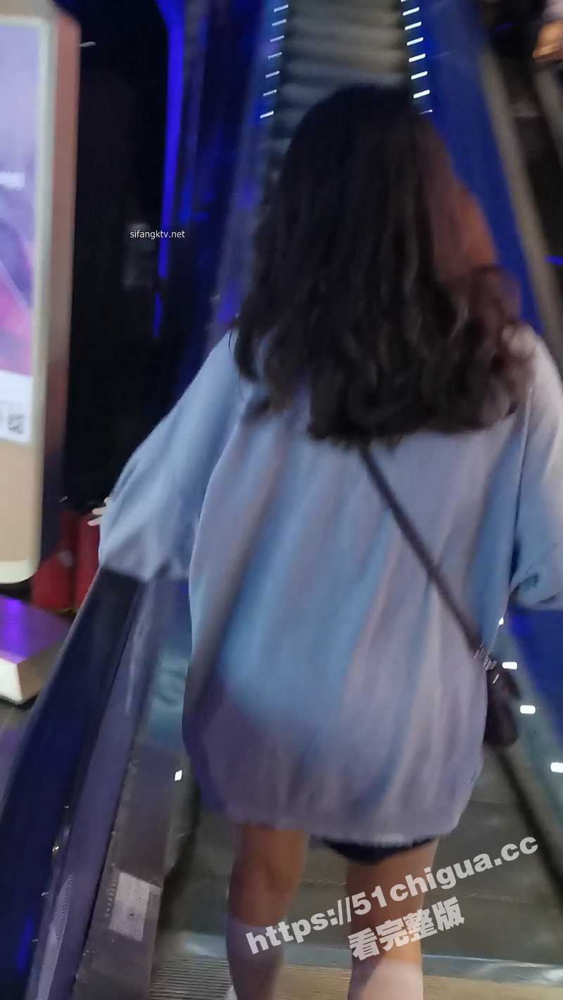 天狼星系列街射涂鸦！大神街头涂鸦 跟拍街射 射裸腿 强摸 好多妹子都发现了 还有的闻一闻是什么的！ - 51吃瓜网-51吃瓜网