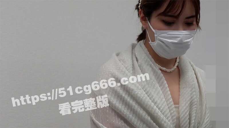 摄影师偷拍新娘换装没有职业道德，先拍下面再偷拍换裸胸，这乳型也太完美了，好白菜又要被猪拱了！-51吃瓜网