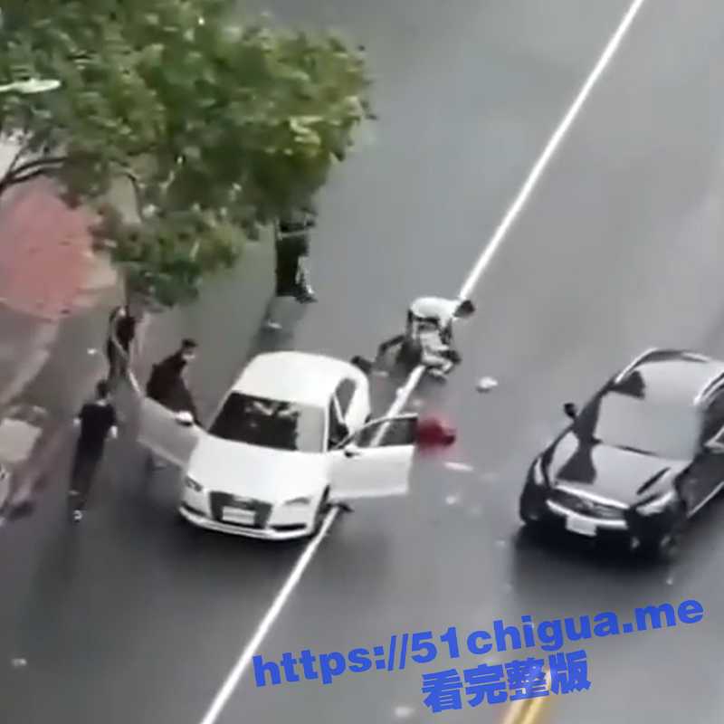 街头惊现黑社会团伙明目张胆围殴砍杀一名男子 手段残忍 杀完人后把人塞后备箱 开车扬长而去-51吃瓜网