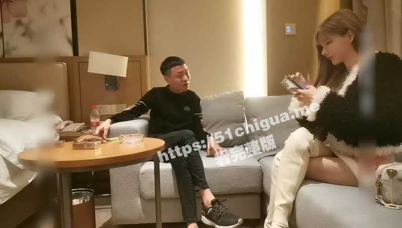 钱都给了 就算吐了也要继续干！探花老哥酒店约炮蜂腰巨乳长小姐姐 没成想小姐姐逼太臭了 直接把老哥干吐了-51吃瓜网