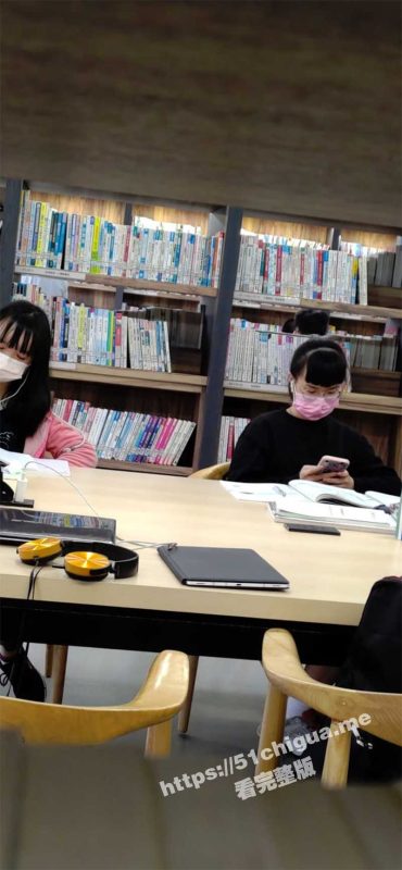 图书馆女厕偷拍来看书的学生妹！爱学习的女生都洁身自爱 私处都是未污染的原色！-51吃瓜网