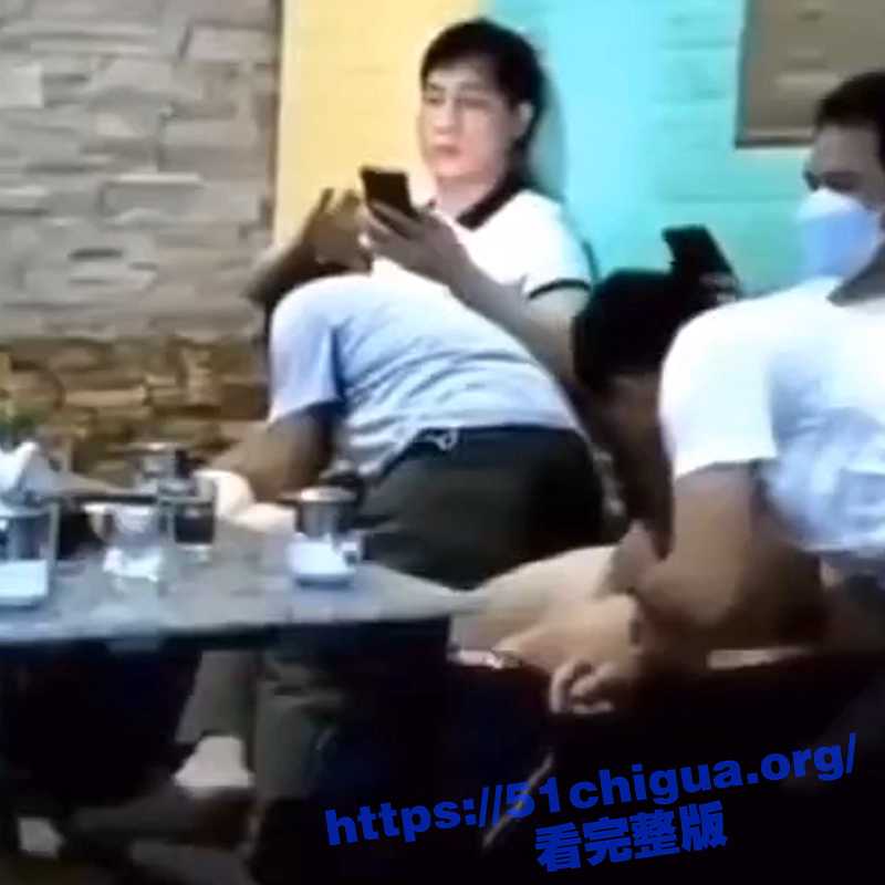 辣眼睛！KTV里四个老男同一边唱歌一边口交 画面太美我不敢看-51吃瓜网