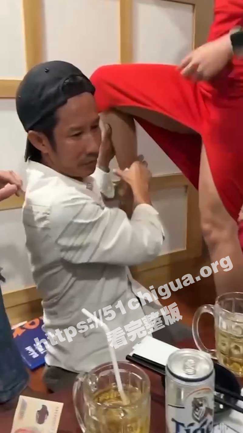 只要你舔她的逼 这个工程就给你 某工程项目方请包工头吃饭 要求包工头舔女秘书刚被内射的逼 - 51吃瓜网-51吃瓜网