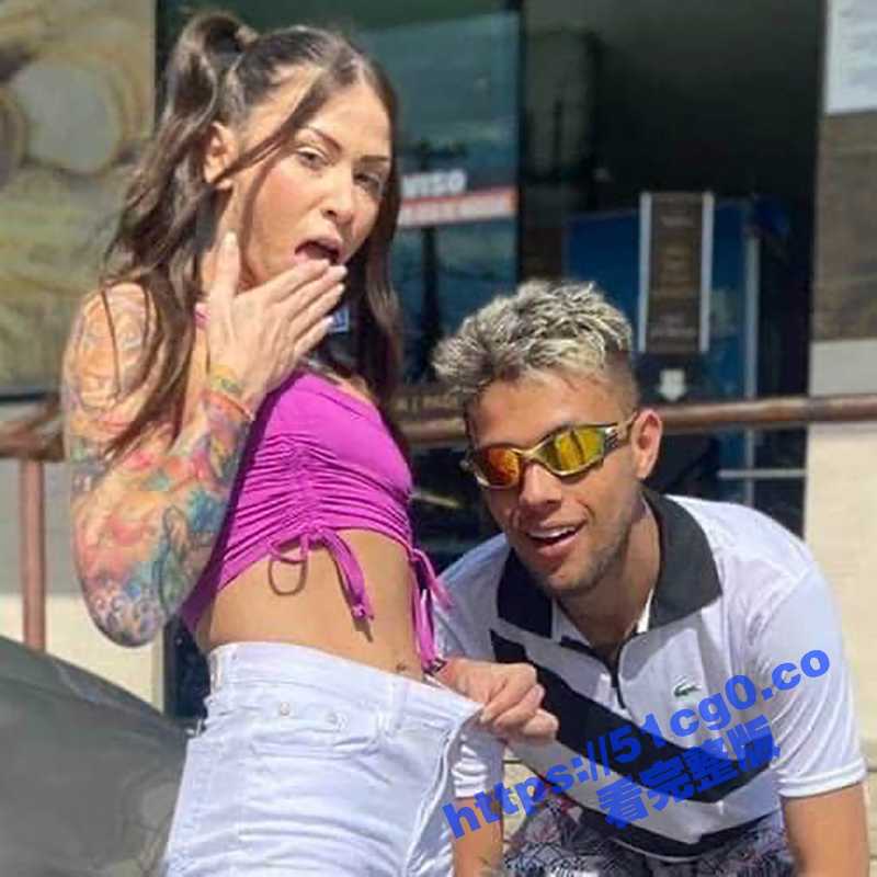 巴西女歌手 皮波基尼亚Pipokinha 只穿丁字裤进入观众群 男粉丝集体失控 摸遍她的胸部臀部 丁字裤被拉开！-51吃瓜网