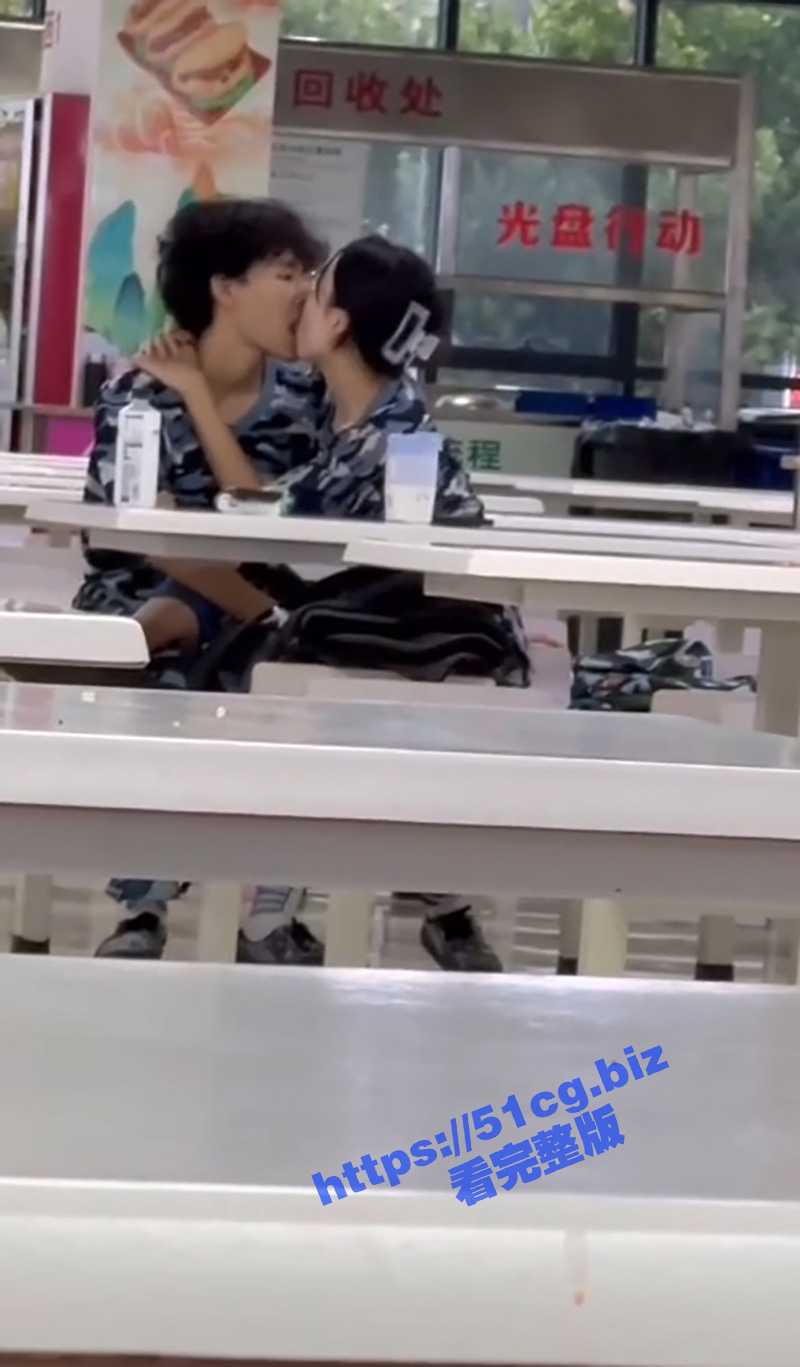 陕西职业技术学院 大一新生男女 穿着军训服在饭堂当众亲嘴扣逼 全校沸腾！ - 51吃瓜网-51吃瓜网
