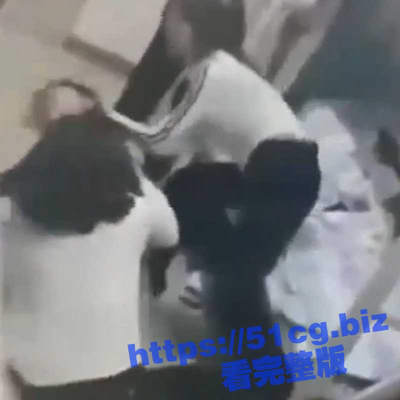 校园暴力！某学校宿舍女生暴力打架 两个女生被几个人围殴暴打 踢头扯发 边打边骂 凶狠程度爆表-51吃瓜网