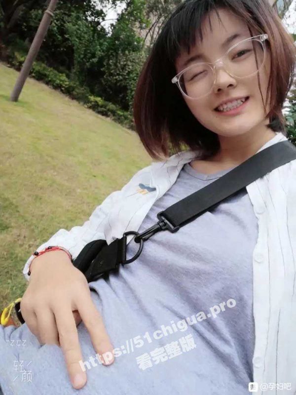 十个眼镜九个骚 样子超文静的已婚少妇眼镜娘吴音 竟然和网友裸聊开房玩3P！肚子被炮友玩大后让老公喜当爹-51吃瓜网