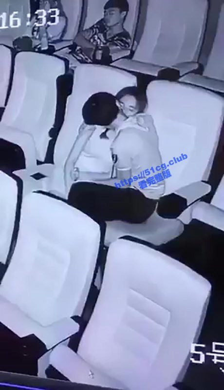 电影院情侣吃奶被拍 小男生意犹未尽-51吃瓜网