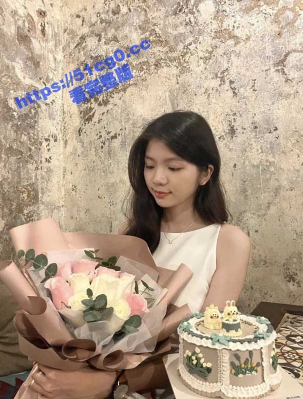 终极贫乳反差婊 马来西亚新山 01年的可爱女生人前女神人后小母狗 被男友调教野外露出 观音坐莲视频流出！-51吃瓜网