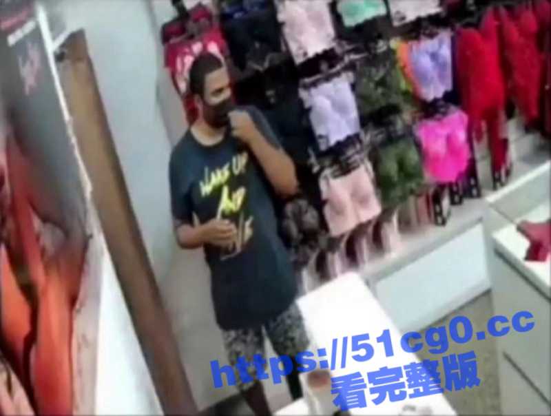 美国芝加哥一色棍情趣用品店性起 光天化日想强奸老板娘 被路人发现暴打后 被警察带走-51吃瓜网
