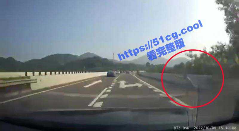 10月5日，广东一高速公路上，一男子用石头砸过往车辆……-51吃瓜网