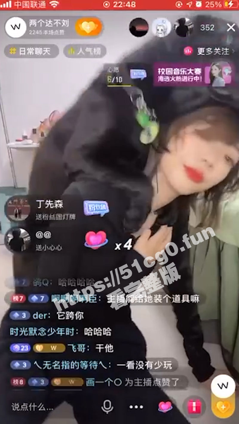 直播被狗日了！直播间狗狗直接骑脸疯狂输出 女主播在镜头前默默享受狗跨人的刺激感！ - 51吃瓜网-51吃瓜网