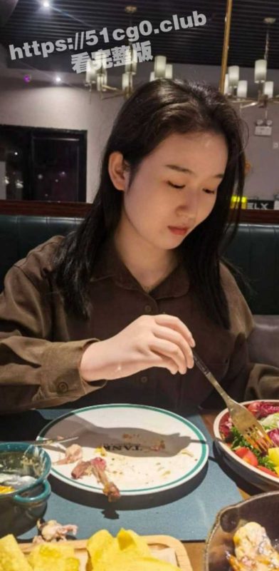 成都师范学院 文静学妹 赵怀婷 被男友调教成听话小母狗 乖乖伸出舌头掰开淫穴给主人看！-51吃瓜网