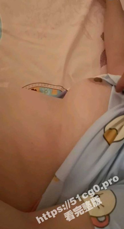 披风少年爱老妈 潜入老妈房间偷拍她睡觉 撩起老妈的睡衣 第一次近距离看老妈的逼逼-51吃瓜网