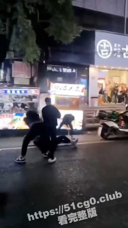 年轻人真下死手啊！河北省邯郸市康德夜市打人事件 被打男子躺在地上浑身抽搐 应该活不了了！-51吃瓜网