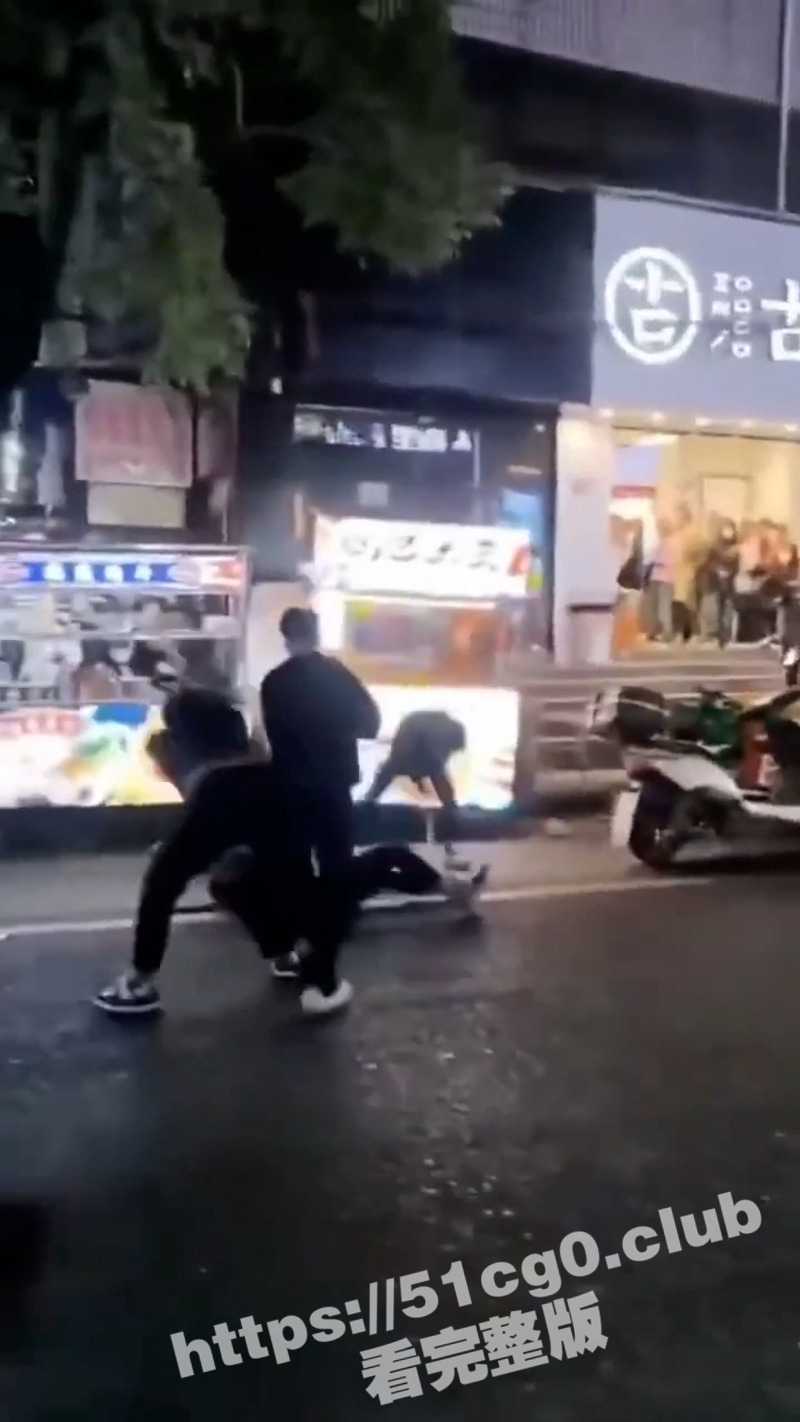 年轻人真下死手啊！河北省邯郸市康德夜市打人事件 被打男子躺在地上浑身抽搐 应该活不了了！ - 51吃瓜网-51吃瓜网