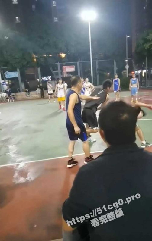 一拳超人！深圳平湖篮球场 两男子发生肢体冲突 一男子被抱摔后倒地抽搐！-51吃瓜网